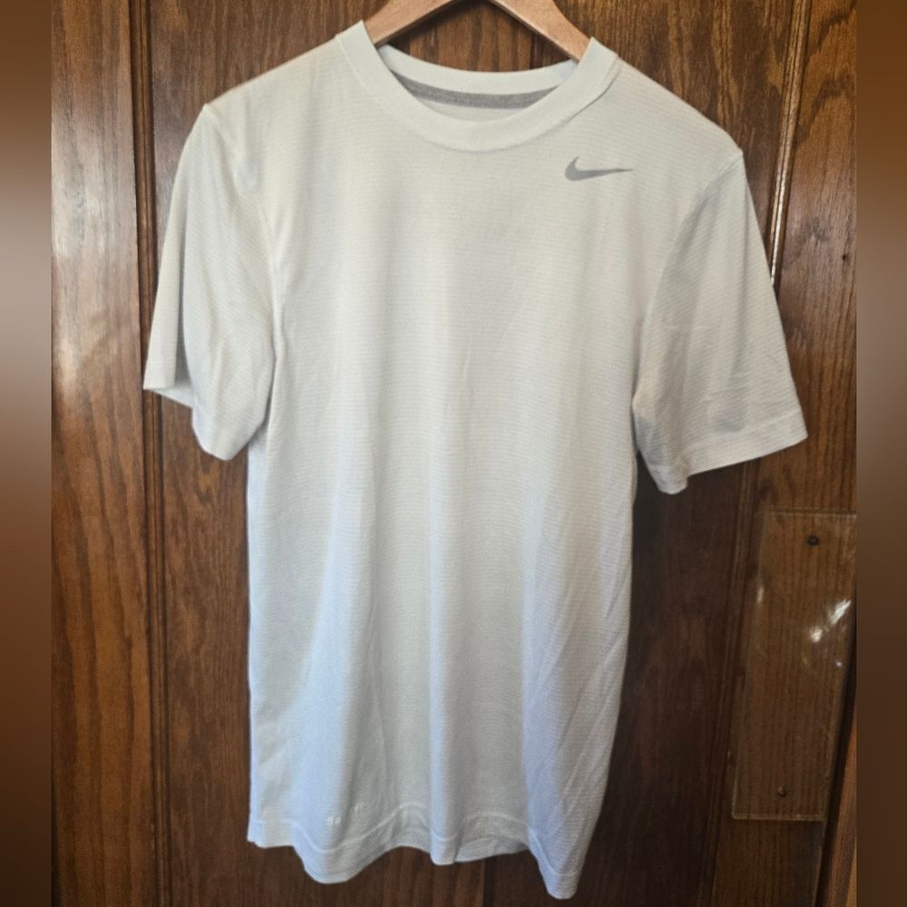 Nike Men's White And Gray Striped Short Sleeve Tee Dry Fit Small